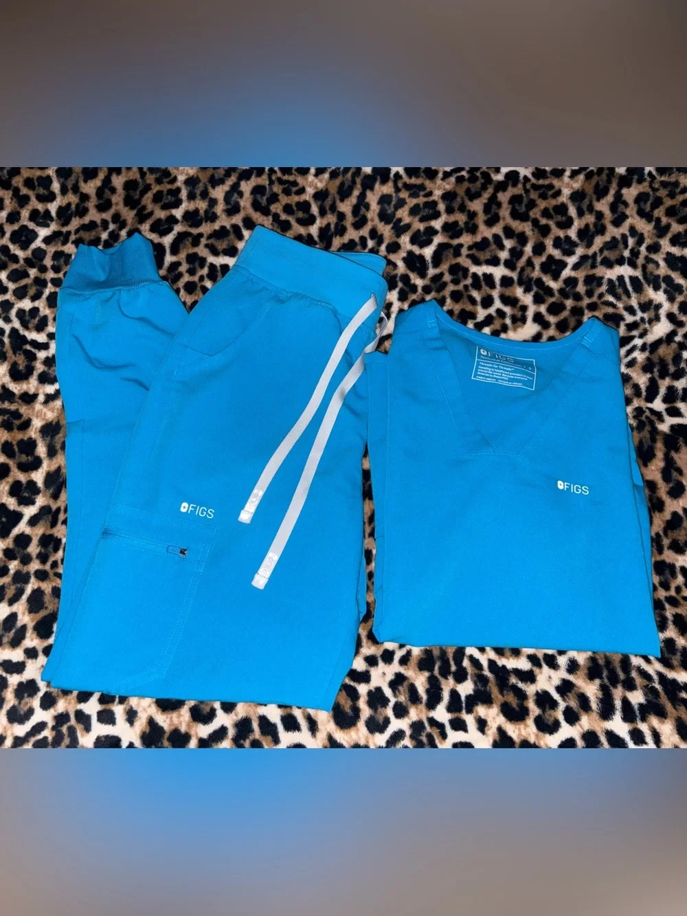 FIGS Women’s Small Bright Teal Set Casma Scrub Top and Zamora Jogger Scrub Pants